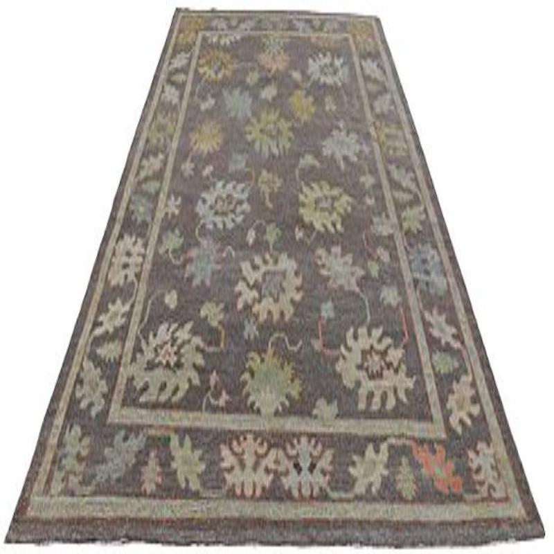 Entdecken Sie die Eleganz der Afghanistan Rose Collection mit den Area Rugs von Circa 1990. Dieses exklusive Design aus Wolle und BraunGrünElfenbein ist perfekt, um Ihren Raum zu verschönern.