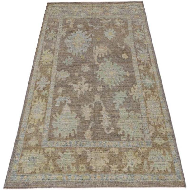 Scopri l'eleganza della Collection'S di Afghanistan Rose con i tappeti per l'area CIRCA del 1990. Progettato con lana e marrone-verde-avorio, questo design esclusivo è perfetto per valorizzare il tuo spazio.