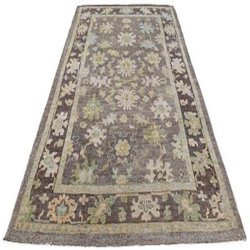 Scopri l'eleganza della Collection'S di Afghanistan Rose con i tappeti per l'area CIRCA del 1990. Progettato con lana e marrone-verde-avorio, questo design esclusivo è perfetto per valorizzare il tuo spazio.