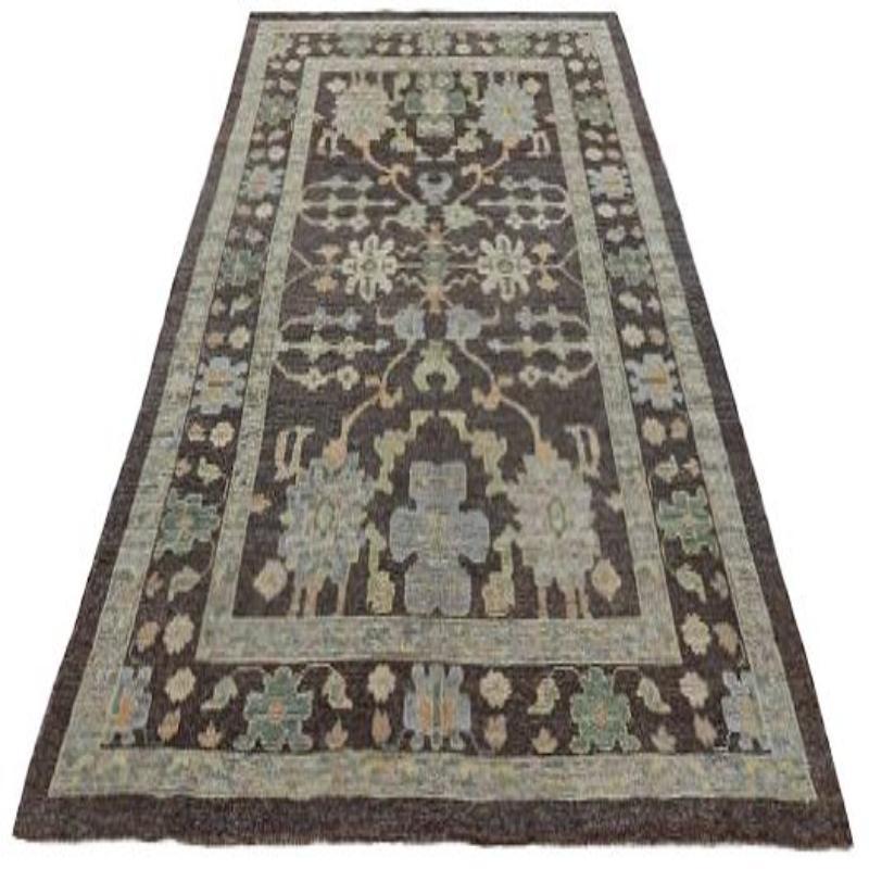 Scopri l'eleganza della Collection'S di Afghanistan Rose con i tappeti per l'area CIRCA del 1990. Progettato con lana e marrone-verde-avorio, questo design esclusivo è perfetto per valorizzare il tuo spazio.