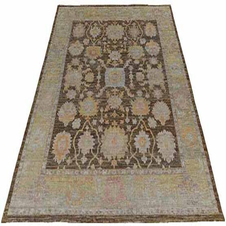 Scopri l'eleganza della Collection'S di Afghanistan Rose con i tappeti per l'area CIRCA del 1990. Progettato con lana e marrone-verde-avorio, questo design esclusivo è perfetto per valorizzare il tuo spazio.