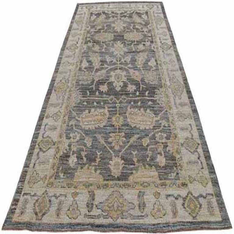 Scopri l'eleganza della Collection'S di Afghanistan Rose con i tappeti per l'area CIRCA del 1990. Progettato in lana e marrone-avorio, questo design esclusivo è perfetto per valorizzare il tuo spazio.
