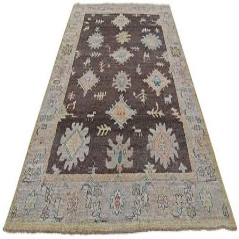 Scopri l'eleganza della Collection'S di Afghanistan Rose con i tappeti per l'area CIRCA del 1990. Progettato con lana e marrone-verde-avorio-rosa, questo design esclusivo è perfetto per valorizzare il tuo spazio.