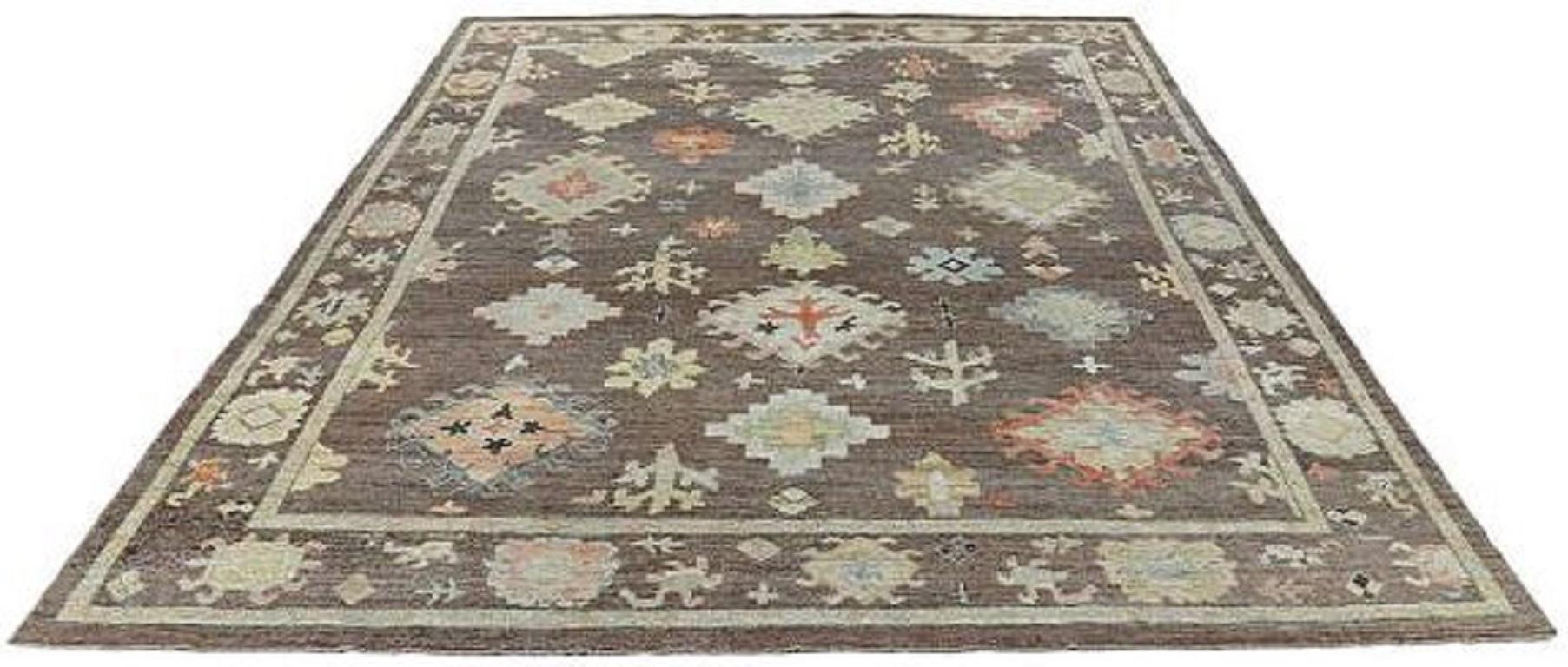 Descubre la elegancia de la Colección Rosa de Afganistán con las Alfombras de Área de Circa 1990. Diseñado con lana y marrón-marfil-rojo, este diseño exclusivo es perfecto para realzar tu espacio.