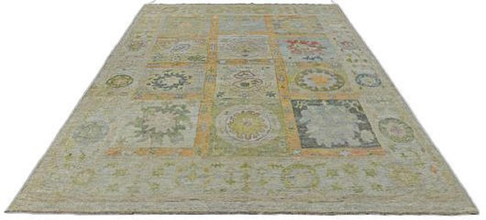 Scopri l'eleganza della Collection'S di Afghanistan Rose con i tappeti per l'area CIRCA del 1990. Progettato con lana e verde-avorio-arancio, questo design esclusivo è perfetto per valorizzare il tuo spazio.