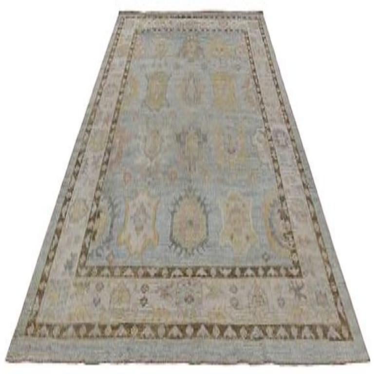Scopri l'eleganza della Collection'S di Afghanistan Rose con i tappeti per l'area CIRCA del 1990. Progettato con lana e blu avorio, questo design esclusivo è perfetto per valorizzare il tuo spazio.