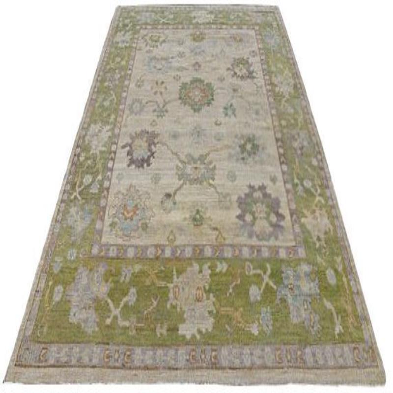 Scopri l'eleganza della Collection'S di Afghanistan Rose con i tappeti per l'area CIRCA del 1990. Progettato con lana e pelliccia verde-avorio, questo design esclusivo è perfetto per valorizzare il tuo spazio.