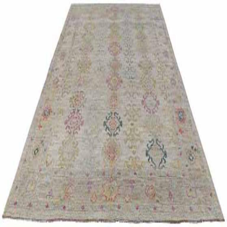 Scopri l'eleganza della Collection'S di Afghanistan Rose con i tappeti per l'area CIRCA del 1990. Progettato con lana e pelliccia verde-avorio, questo design esclusivo è perfetto per valorizzare il tuo spazio.