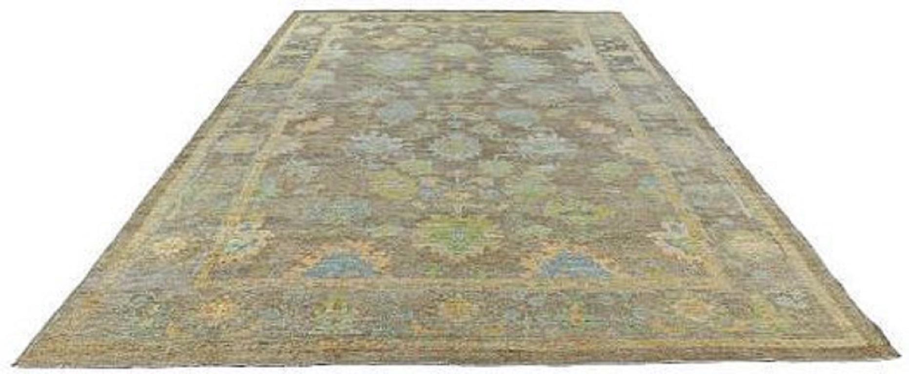 Entdecken Sie die Eleganz der Afghanistan Rose Collection mit dem Over Size Rug von CIRCA 1990. Dieses exklusive Design aus Wolle und BlauBraunGrün ist perfekt, um Ihren Raum zu verschönern.