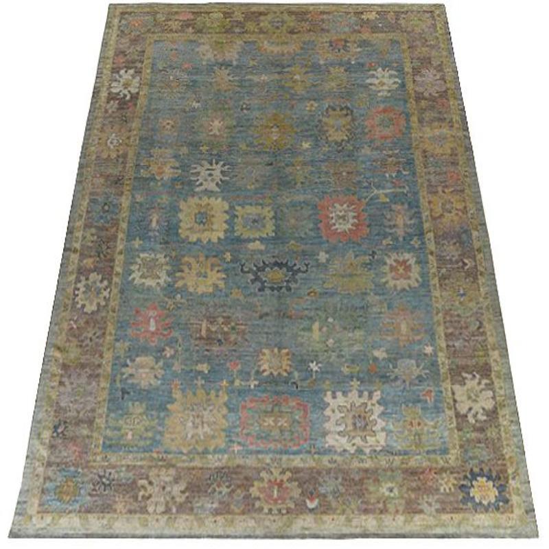 Entdecken Sie die Eleganz der Afghanistan Rose Collection mit dem Over Size Rug von CIRCA 1990. Dieses exklusive Design aus Wolle und BlauBraunGrünElfenbein ist perfekt, um Ihren Raum zu verschönern.