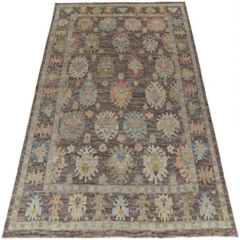 Entdecken Sie die Eleganz der Afghanistan Rose Collection mit dem Over Size Rug von CIRCA 1990. Dieses exklusive Design aus Wolle und BlauBraunGrünElfenbeinPink ist perfekt, um Ihren Raum zu verschönern.