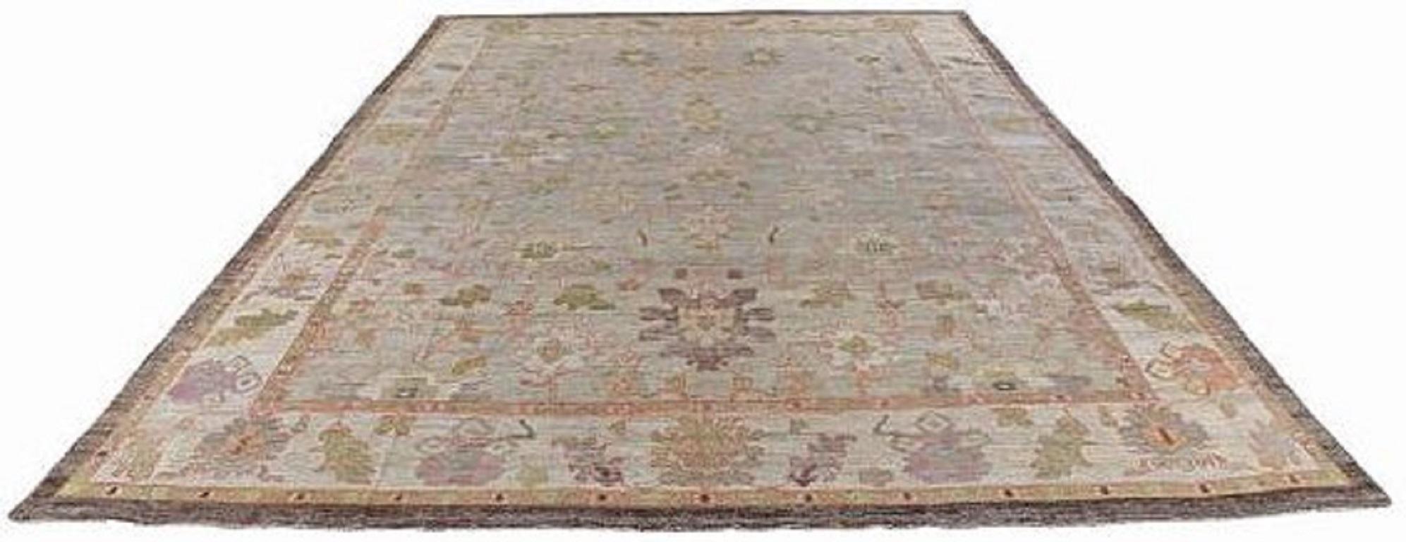 Entdecken Sie die Eleganz der Afghanistan Rose Collection mit dem Over Size Rug von CIRCA 1990. Dieses exklusive Design aus Wolle und BlauGrünElfenbein ist perfekt, um Ihren Raum zu verschönern.