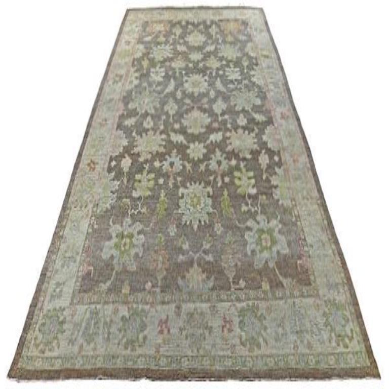 Entdecken Sie die Eleganz der Afghanistan Rose Collection mit dem Over Size Rug von CIRCA 1990. Dieses exklusive Design aus Wolle und BraunGrünElfenbein ist perfekt, um Ihren Raum zu verschönern.