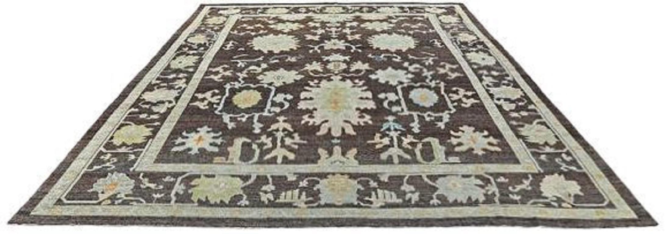 Entdecken Sie die Eleganz der Afghanistan Rose Collection mit dem Over Size Rug von CIRCA 1990. Dieses exklusive Design aus Wolle und BraunGrünElfenbein ist perfekt, um Ihren Raum zu verschönern.