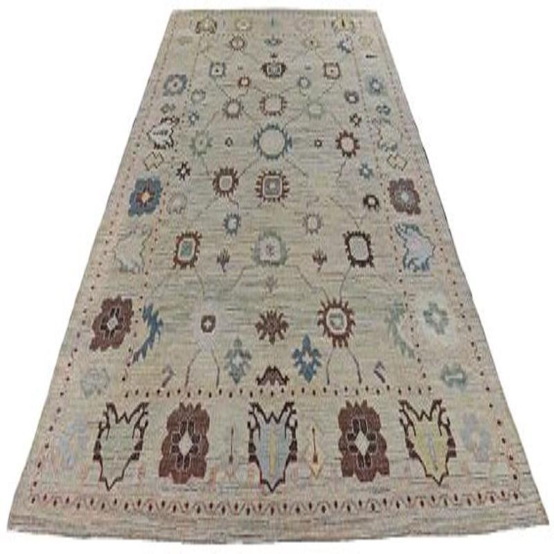 Scopri l'eleganza della collezione Afghanistan Rose con il tappeto Over Size di CIRCA 1990. Progettato con lana e marrone-verde-avorio, questo design esclusivo è perfetto per valorizzare il tuo spazio.
