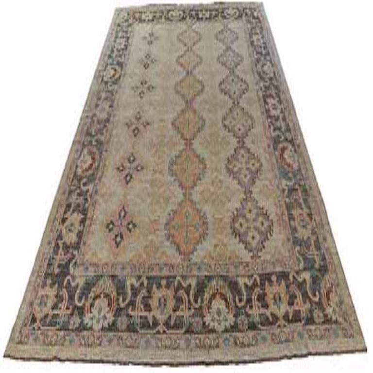 Scopri l'eleganza della collezione Afghanistan Rose con il tappeto Over Size di CIRCA 1990. Progettato con lana e marrone-avorio-arancio-rosa, questo design esclusivo è perfetto per valorizzare il tuo spazio.