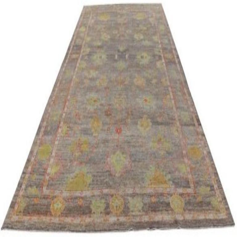 Scopri l'eleganza della collezione Afghanistan Rose con il tappeto Over Size di CIRCA 1990. Progettato con lana e marrone-verde-rosso, questo design esclusivo è perfetto per valorizzare il tuo spazio.