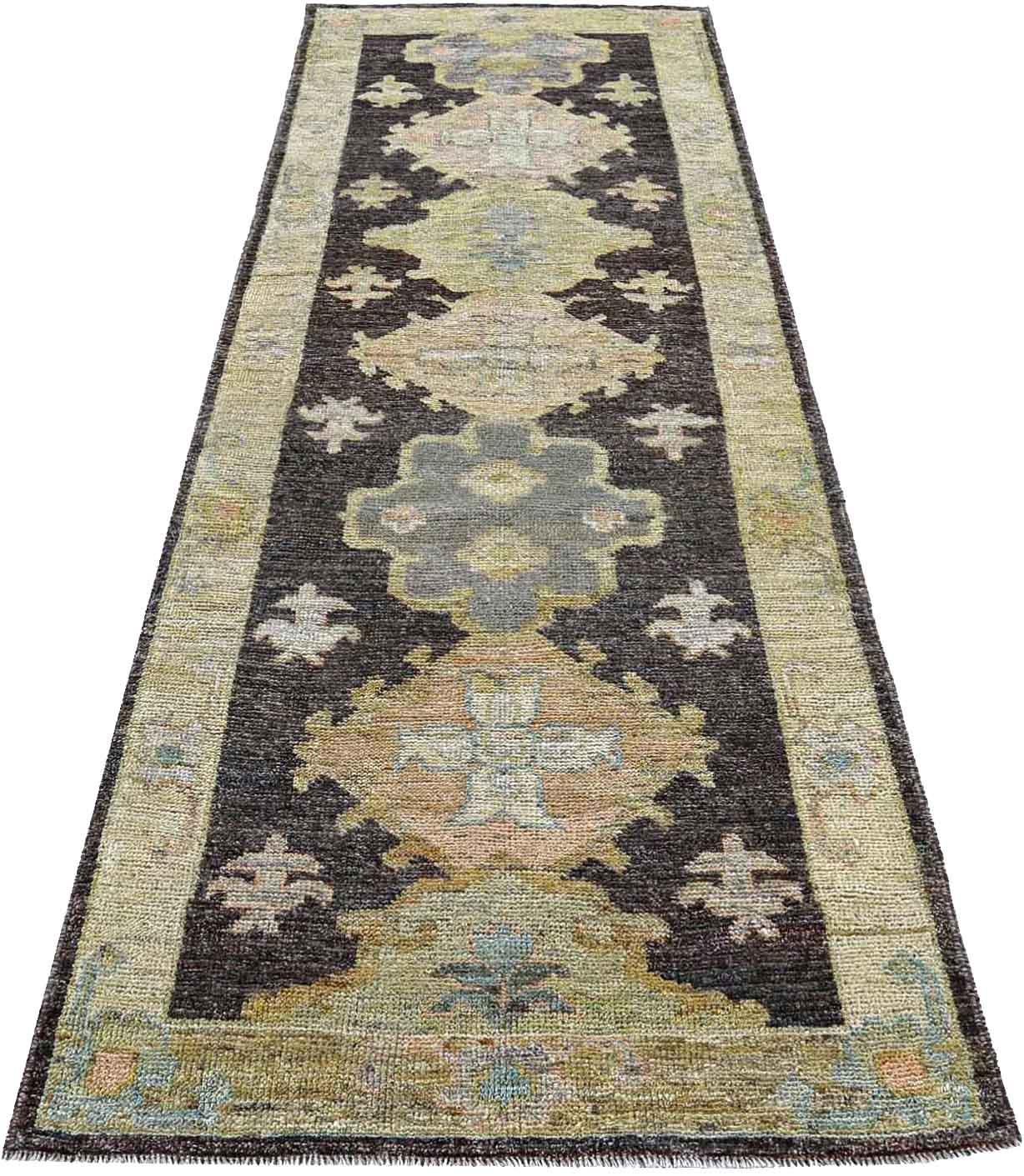 Entdecken Sie die Eleganz der Afghanistan Rose Collection mit dem Läufer Circa 1990. Dieses exklusive Design aus Wolle und BlauBraunGrün ist perfekt, um Ihren Raum zu verschönern.