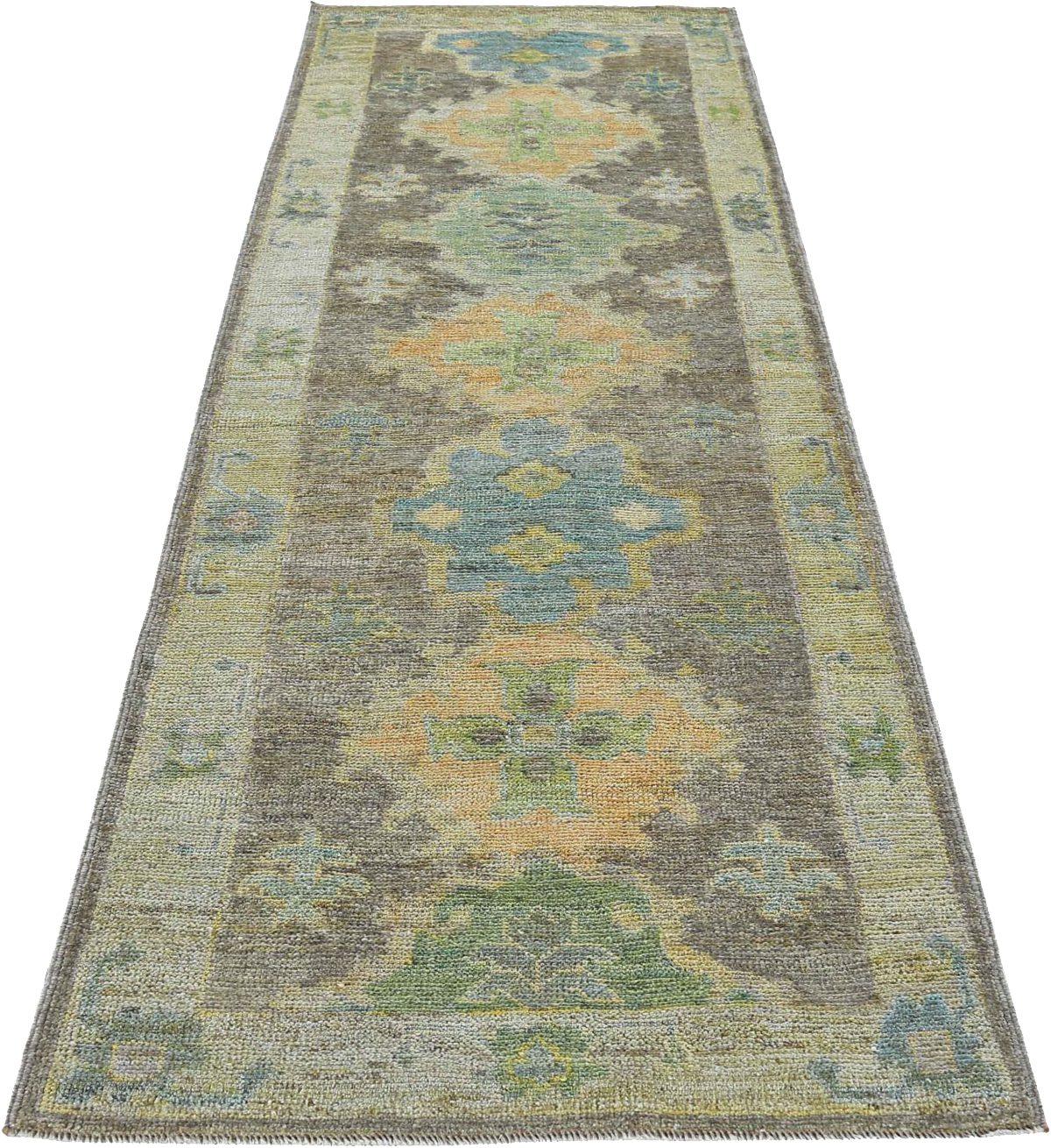 Entdecken Sie die Eleganz der Afghanistan Rose Collection mit dem Läufer Circa 1990. Dieses exklusive Design aus Wolle und Blau-Braun-Gelb ist perfekt, um Ihren Raum zu verschönern.