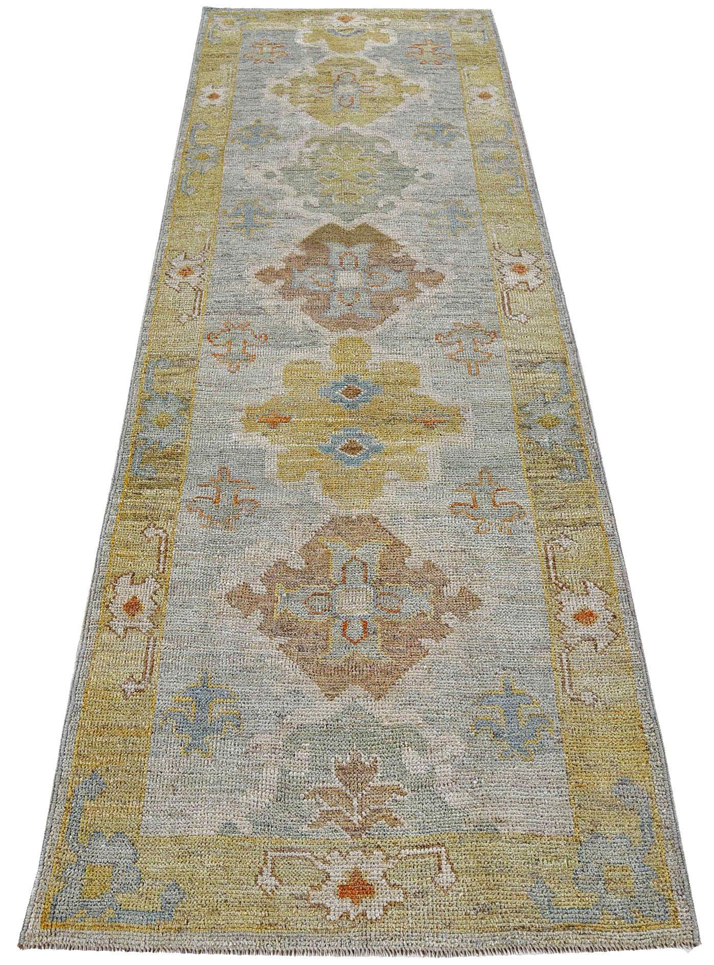 Entdecken Sie die Eleganz der Afghanistan Rose Collection mit dem Läufer Circa 1990. Dieses exklusive Design aus Wolle und Blau-Braun-Gelb ist perfekt, um Ihren Raum zu verschönern.