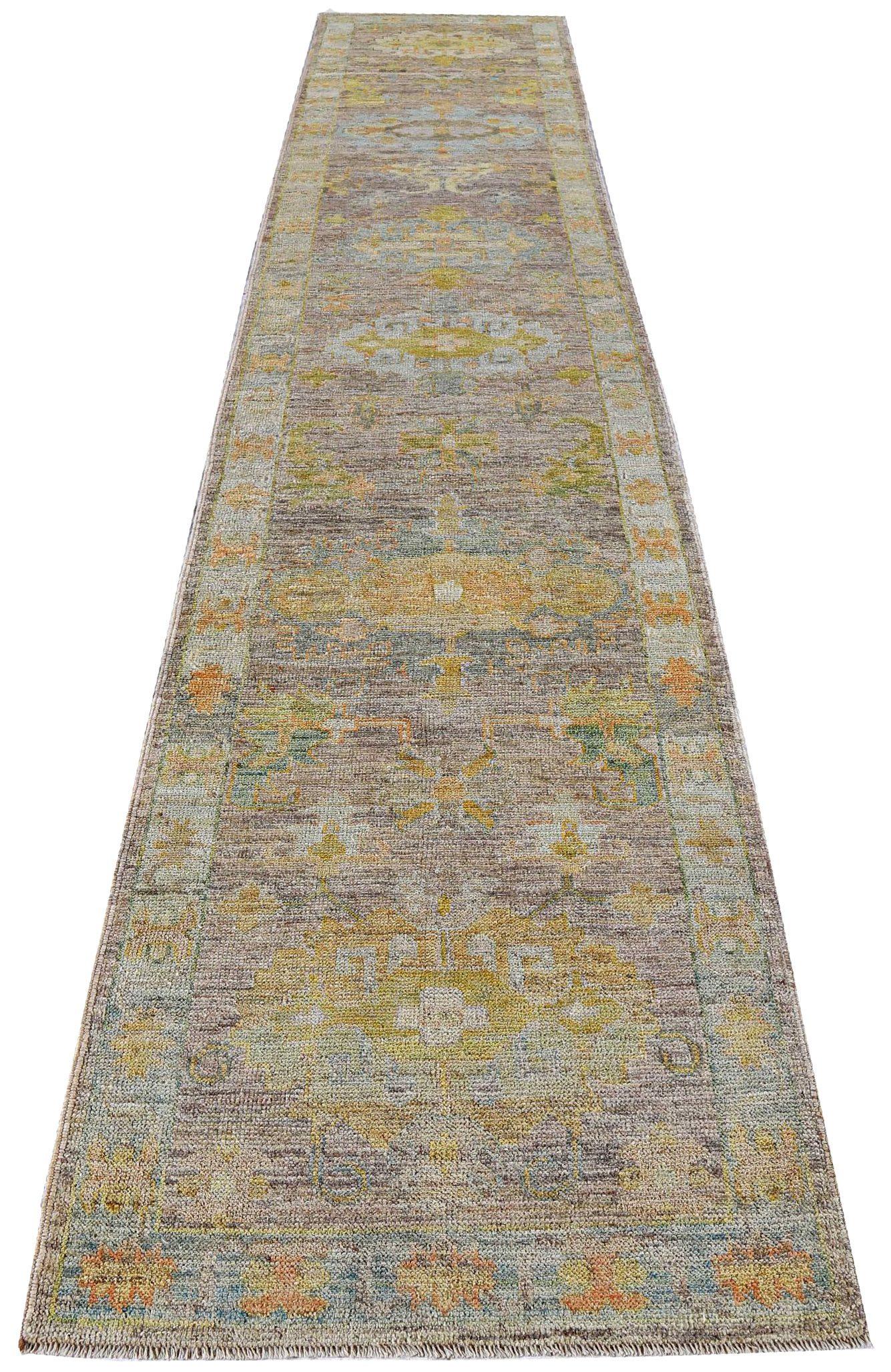 Entdecken Sie die Eleganz der Afghanistan Rose Collection mit dem Läufer Circa 1990. Dieses exklusive Design aus Wolle und BlauBraunGrün ist perfekt, um Ihren Raum zu verschönern.