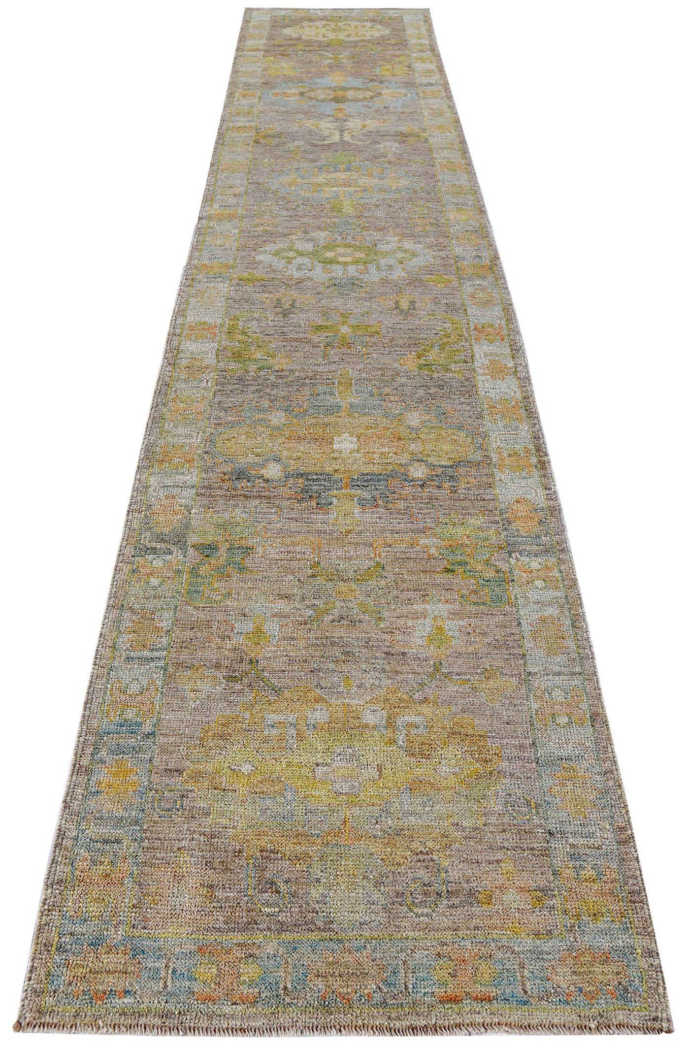 Entdecken Sie die Eleganz der Afghanistan Rose Collection mit dem Läufer Circa 1990. Dieses exklusive Design aus Wolle und BlauBraunGrün ist perfekt, um Ihren Raum zu verschönern.