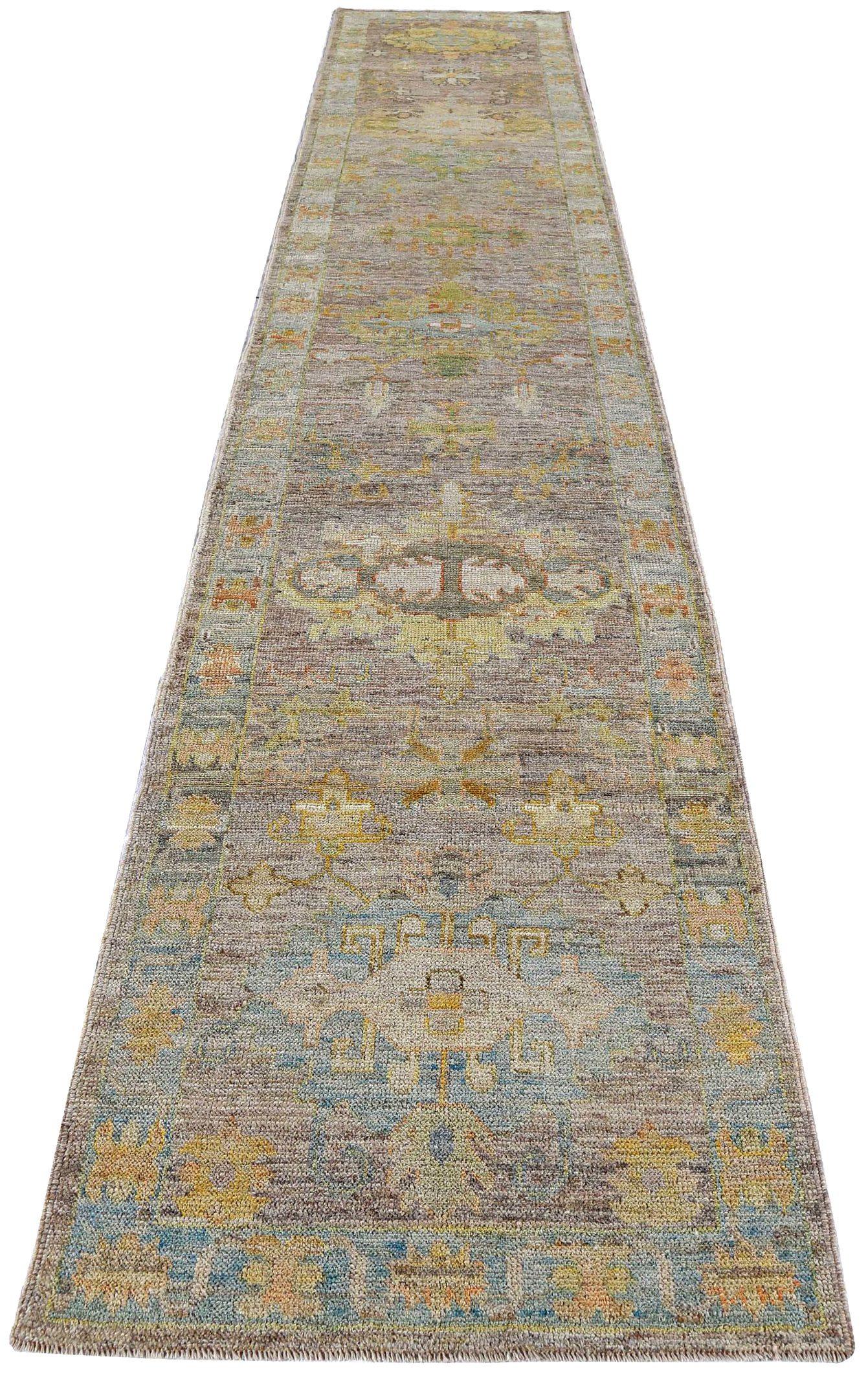 Entdecken Sie die Eleganz der Afghanistan Rose Collection mit dem Läufer Circa 1990. Dieses exklusive Design aus Wolle und BlauBraunGrün ist perfekt, um Ihren Raum zu verschönern.