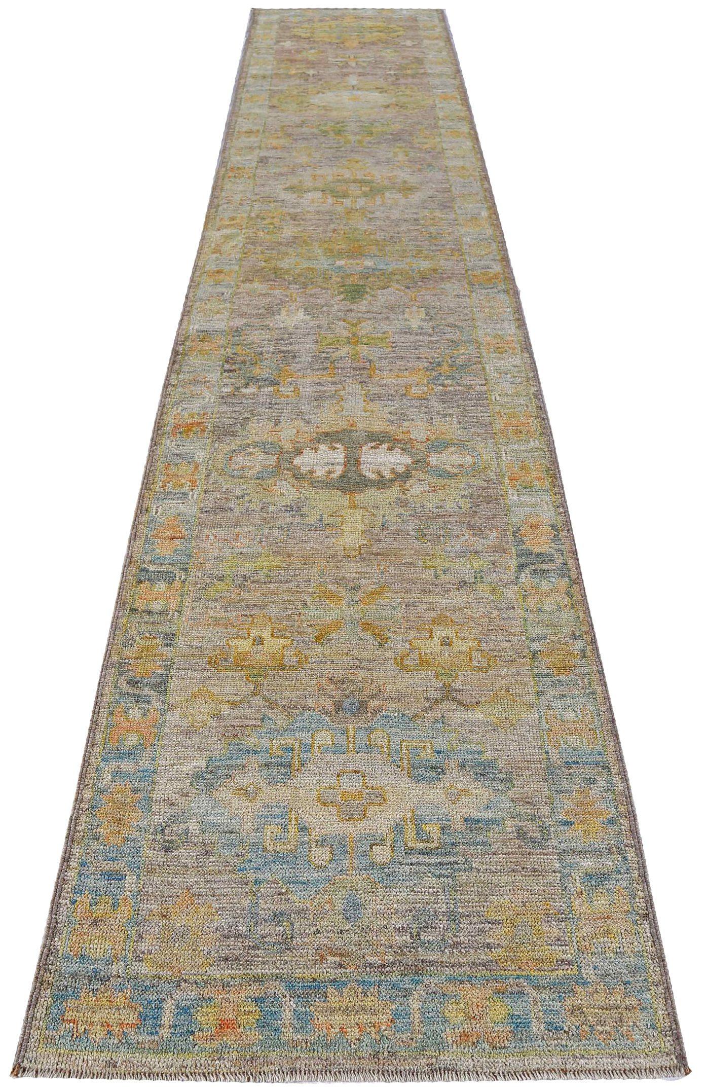 Entdecken Sie die Eleganz der Afghanistan Rose Collection mit dem Läufer Circa 1990. Dieses exklusive Design aus Wolle und BlauBraunGrün ist perfekt, um Ihren Raum zu verschönern.