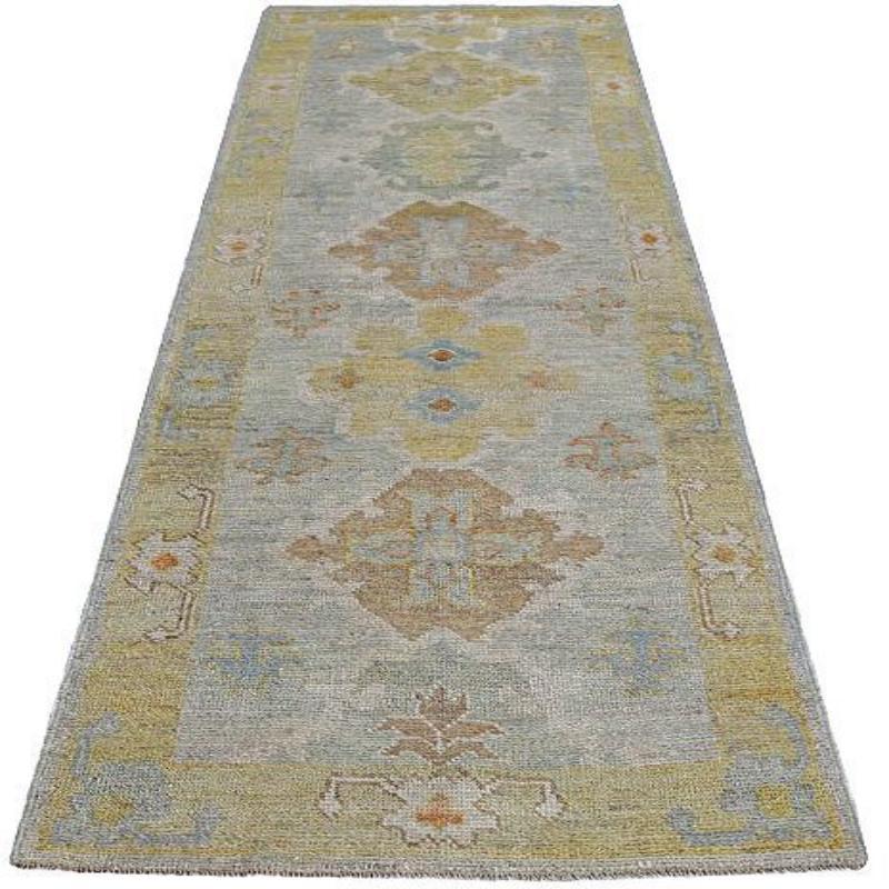 Entdecken Sie die Eleganz der Afghanistan Rose Collection mit dem Läufer Circa 1990. Dieses exklusive Design aus Wolle und Blau-Braun-Gelb ist perfekt, um Ihren Raum zu verschönern.
