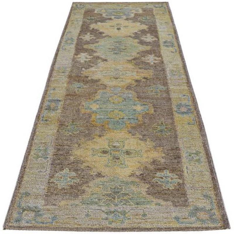 Entdecken Sie die Eleganz der Afghanistan Rose Collection mit dem Läufer Circa 1990. Dieses exklusive Design aus Wolle und Blau-Braun-Gelb ist perfekt, um Ihren Raum zu verschönern.