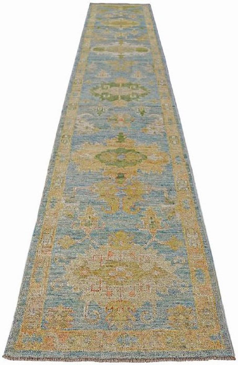 Scopri l'eleganza della collezione Afghanistan Rose con il tappeto Runner di CIRCA 1990. Progettato con lana e blu-verde-giallo, questo design esclusivo è perfetto per valorizzare il tuo spazio.
