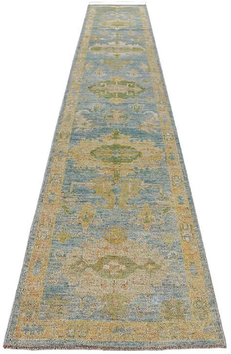 Scopri l'eleganza della collezione Afghanistan Rose con il tappeto Runner di CIRCA 1990. Progettato con lana e blu-verde-giallo, questo design esclusivo è perfetto per valorizzare il tuo spazio.