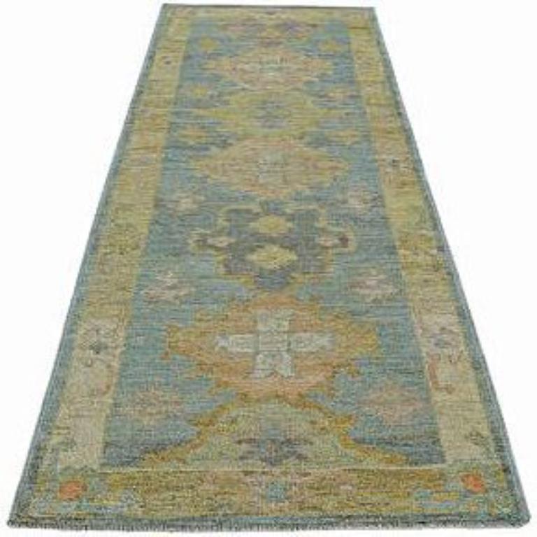 Descubre la elegancia de la Colección Rosa de Afganistán con la Alfombra Runner Circa 1990. Diseñado con Lana y AzulVerdeRosa, este diseño exclusivo es perfecto para realzar tu espacio.