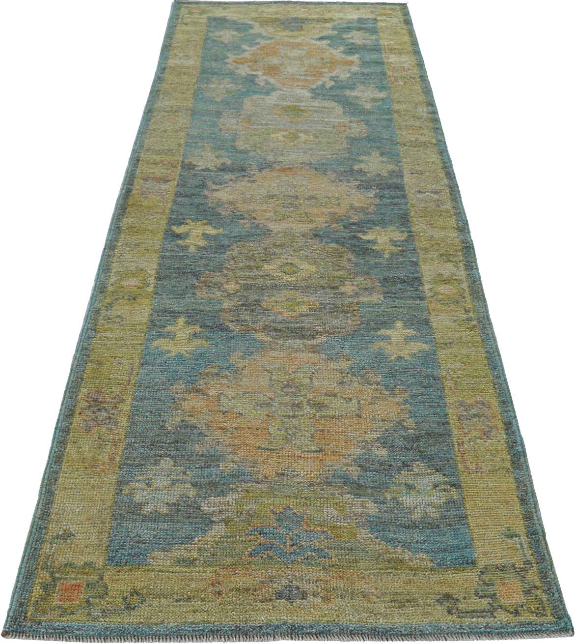 Découvrez l'élégance de la Collection Elegal d'Afghanistan, qui comprend un tapis de course de Circa 1990. Conçu avec de la laine et du BlueGreenPink, ce design exclusif est parfait pour mettre en valeur votre espace.