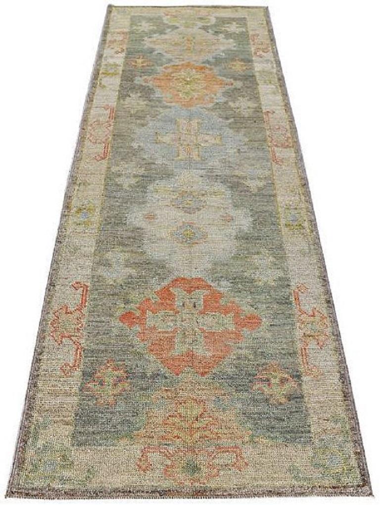 Entdecken Sie die Eleganz der Afghanistan Rose Collection mit dem Läufer Circa 1990. Dieses exklusive Design aus Wolle und BlauGrünRot ist perfekt, um Ihren Raum zu verschönern.