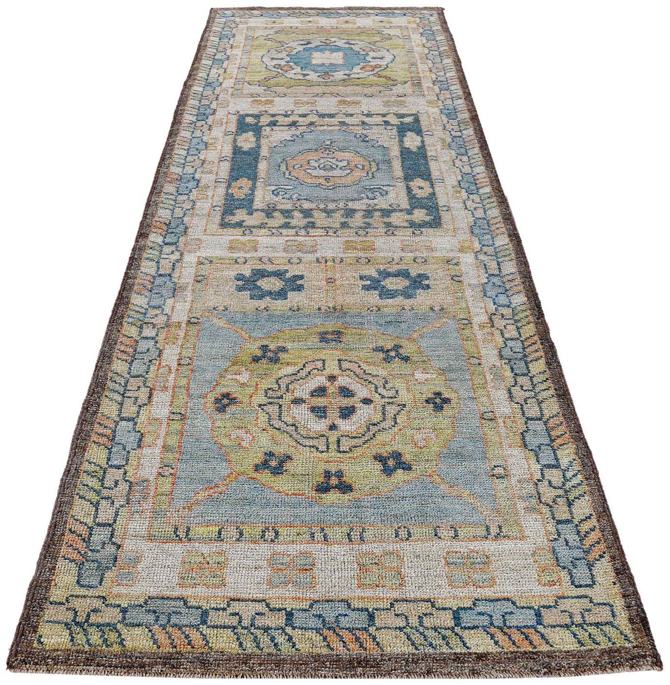 Scopri l'eleganza della collezione Afghanistan Rose con il tappeto Runner di CIRCA 1990. Progettato con lana e blu-verde-avorio, questo design esclusivo è perfetto per valorizzare il tuo spazio.