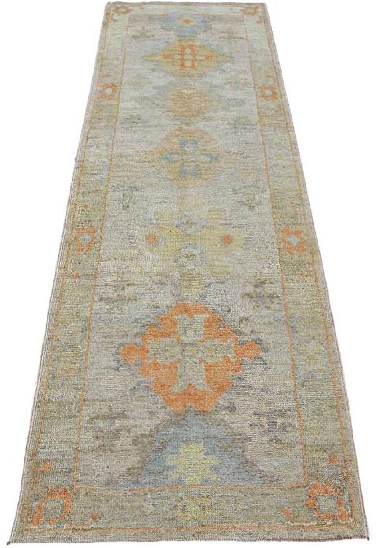 Entdecken Sie die Eleganz der Afghanistan Rose Collection mit dem Läufer Circa 1990. Dieses exklusive Design aus Wolle und Blau-Elfenbein-Orange ist perfekt, um Ihren Raum zu verschönern.