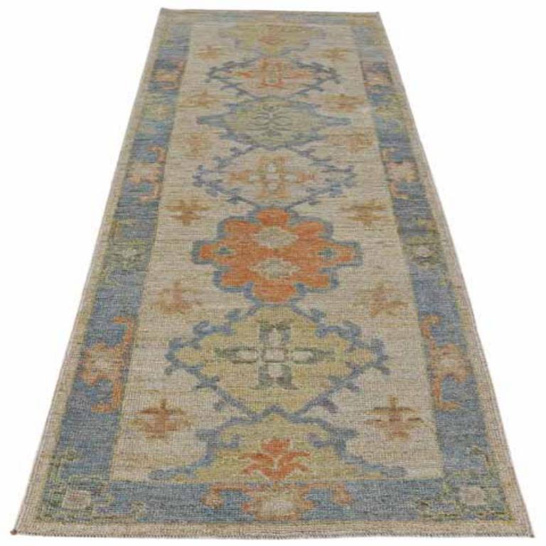 Entdecken Sie die Eleganz der Afghanistan Rose Collection mit dem Läufer Circa 1990. Dieses exklusive Design aus Wolle und BlauGrünElfenbeinOrange ist perfekt, um Ihren Raum zu verschönern.