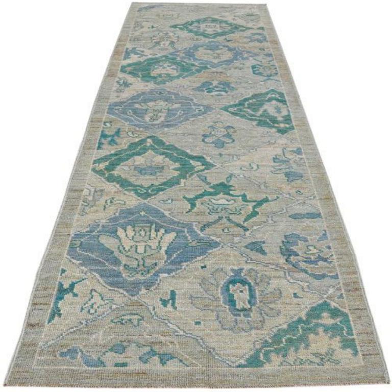 Entdecken Sie die Eleganz der Afghanistan Rose Collection mit dem Läufer Circa 1990. Dieses exklusive Design aus Wolle und BlauGrünElfenbein ist perfekt, um Ihren Raum zu verschönern.