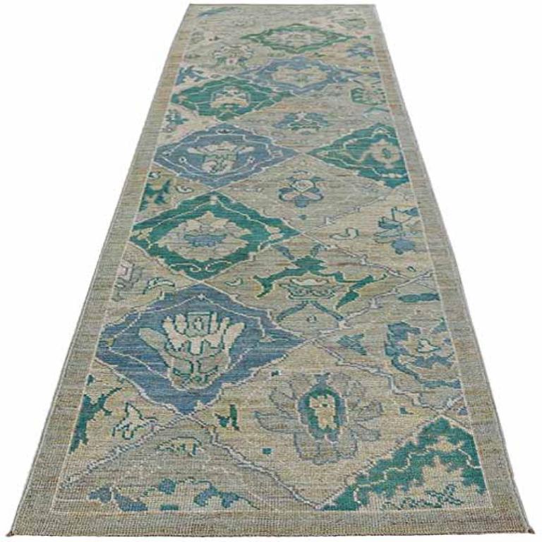 Entdecken Sie die Eleganz der Afghanistan Rose Collection mit dem Läufer Circa 1990. Dieses exklusive Design aus Wolle und BlauGrünElfenbein ist perfekt, um Ihren Raum zu verschönern.
