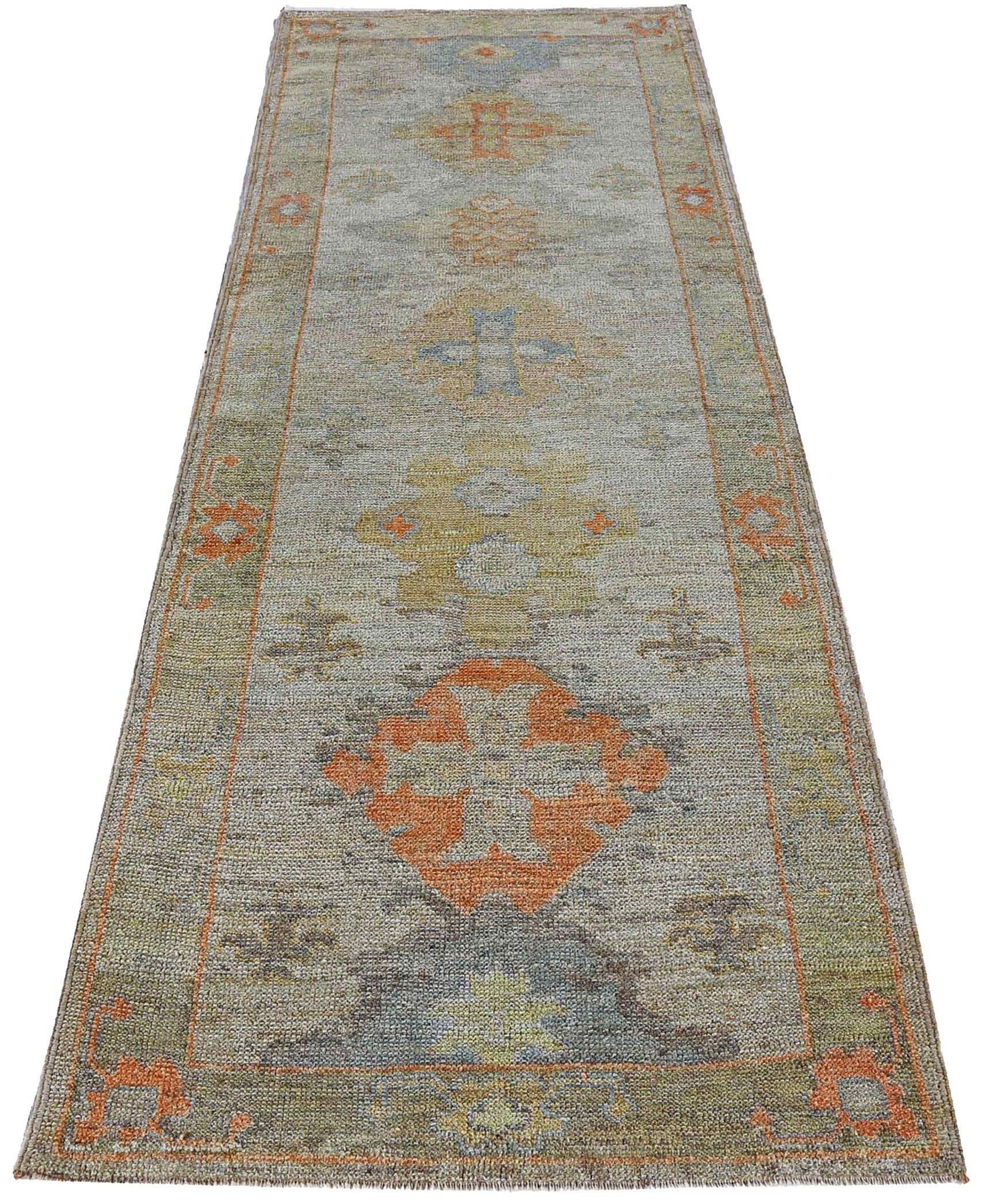 Descubre la elegancia de la Colección Rosa de Afganistán con la Alfombra Runner Circa 1990. Diseñado con lana y verde-marfil-naranja, este diseño exclusivo es perfecto para realzar tu espacio.