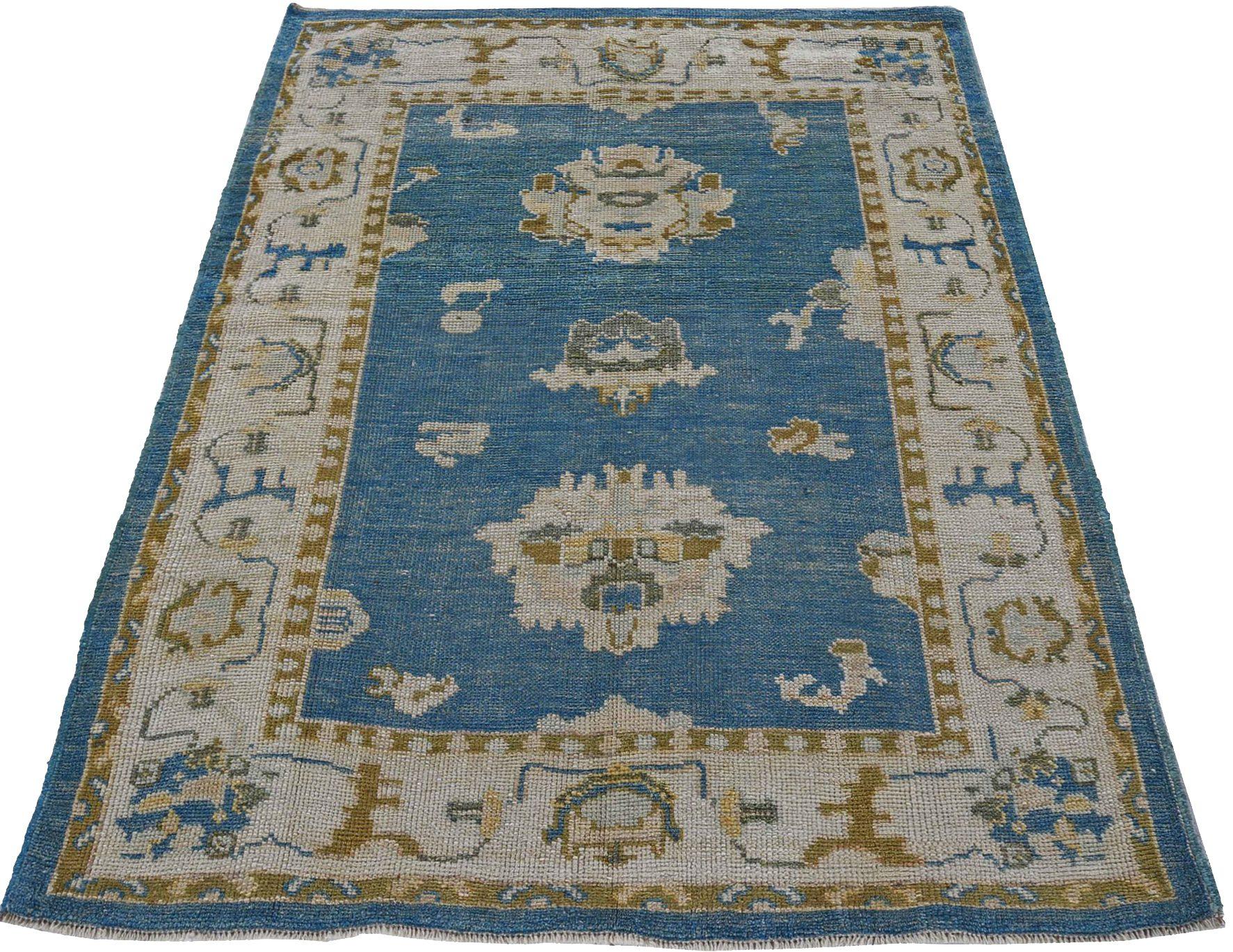Entdecken Sie die Eleganz der Afghanistan Rose Collection mit dem kleinen Teppich von CIRCA 1990. Dieses exklusive Design aus Wolle und Blau-Elfenbein-Gelb ist perfekt, um Ihren Raum zu verschönern.