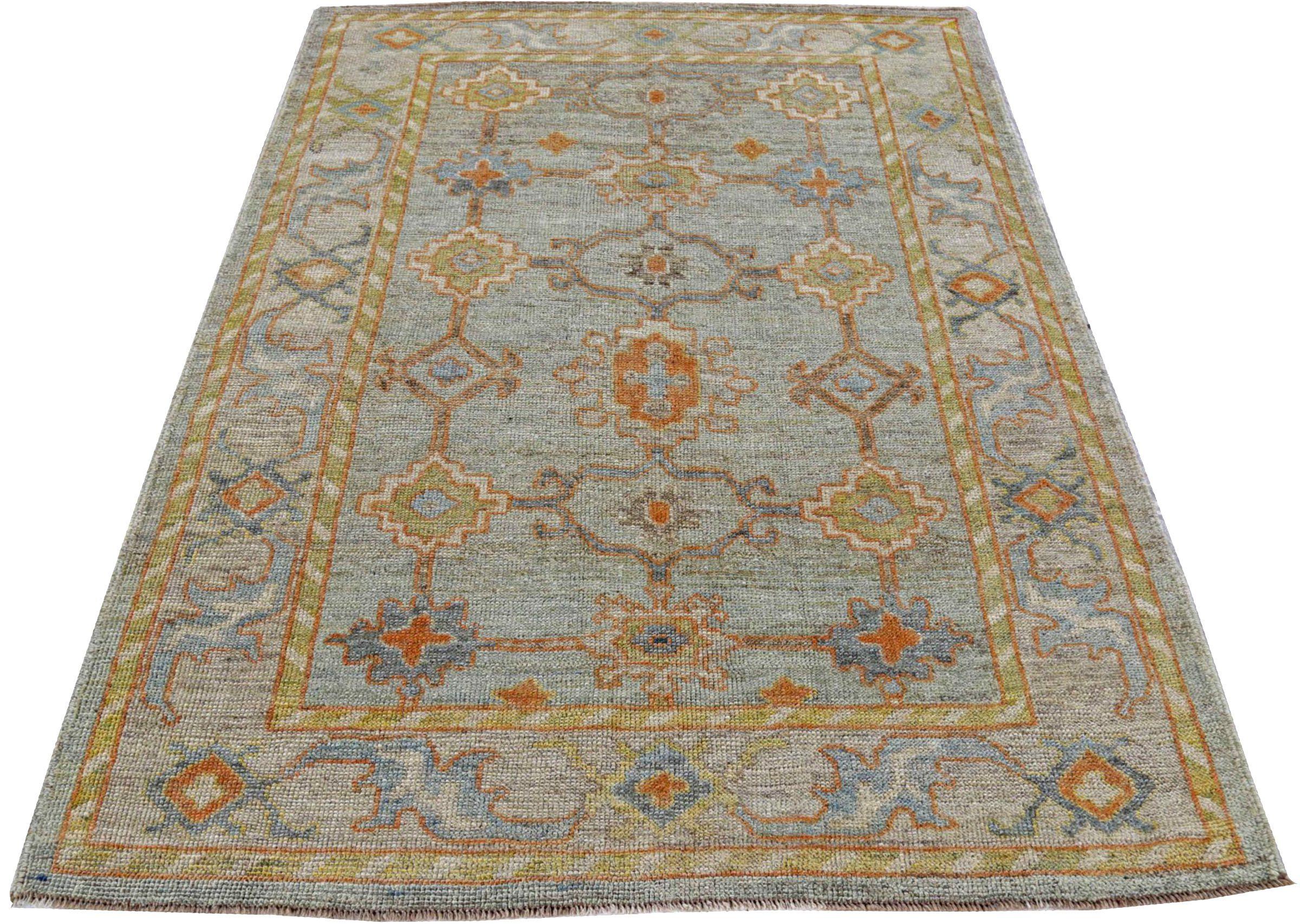 Entdecken Sie die Eleganz der Afghanistan Rose Collection mit dem kleinen Teppich von CIRCA 1990. Dieses exklusive Design aus Wolle und BlauGrünOrange ist perfekt, um Ihren Raum zu verschönern.