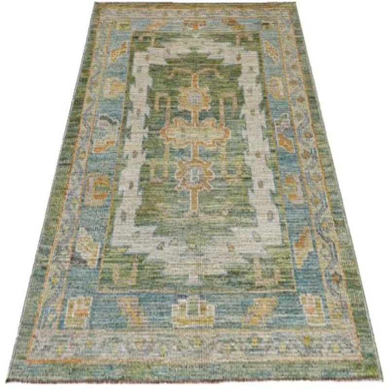 Scopri l'eleganza della Collezione Afghanistan Rose con il Tappeto Piccolo di CIRCA 1990. Progettato con lana e blu-verde-avorio, questo design esclusivo è perfetto per valorizzare il tuo spazio.