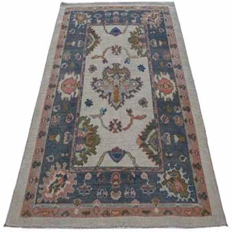 Scopri l'eleganza della Collezione Afghanistan Rose con il Tappeto Piccolo di CIRCA 1990. Progettato con lana e blu-avorio-rosa, questo design esclusivo è perfetto per valorizzare il tuo spazio.