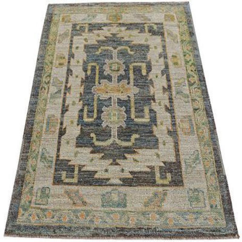 Scopri l'eleganza della Collezione Afghanistan Rose con il Tappeto Piccolo di CIRCA 1990. Progettato con lana e giallo marrone-avorio, questo design esclusivo è perfetto per valorizzare il tuo spazio.