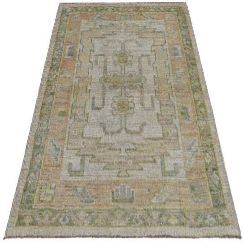 Scopri l'eleganza della Collezione Afghanistan Rose con il Tappeto Piccolo di CIRCA 1990. Progettato con lana e verde-avorio-rosa, questo design esclusivo è perfetto per valorizzare il tuo spazio.