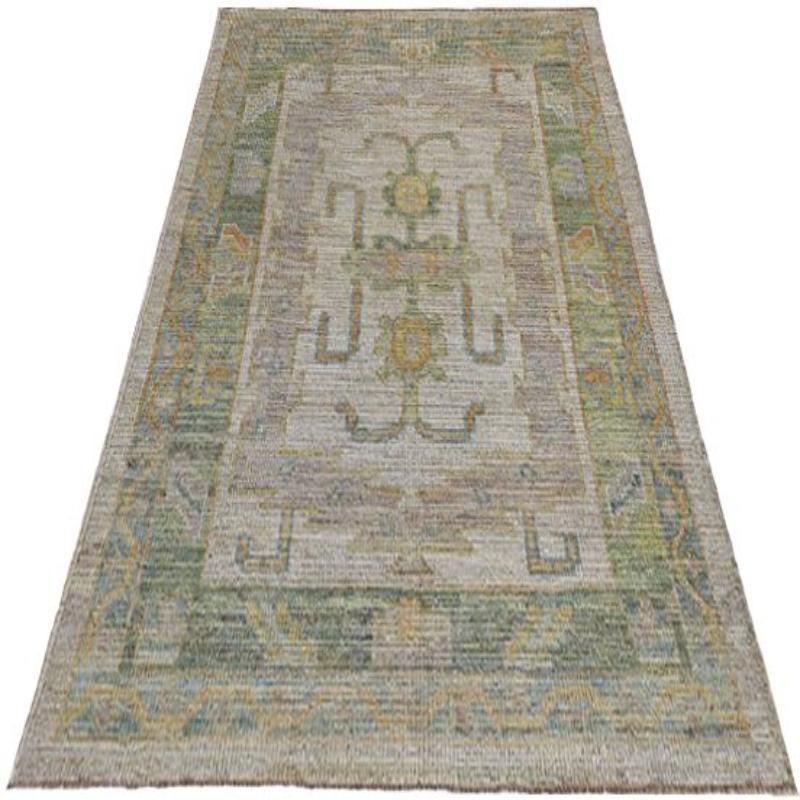 Scopri l'eleganza della Collezione Afghanistan Rose con il Tappeto Piccolo di CIRCA 1990. Progettato con lana e pelliccia verde-avorio, questo design esclusivo è perfetto per valorizzare il tuo spazio.