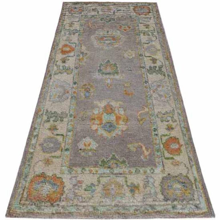 Scopri l'eleganza della Collezione Afghanistan Rose con il Tappeto Piccolo di CIRCA 1990. Progettato con lana e IvoryOrangePurpel, questo design esclusivo è perfetto per valorizzare il tuo spazio.