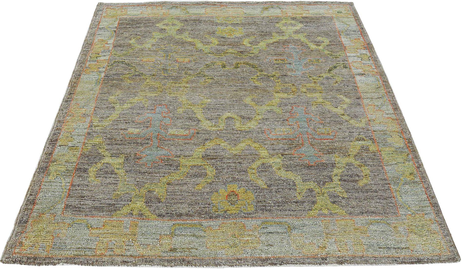 Découvrez l'élégance de la Collection Eleg S qui comprend des tapis carrés de Circa 1990. Conçu avec de la laine et du BlueBrownGreen, ce design exclusif est parfait pour mettre en valeur votre espace.